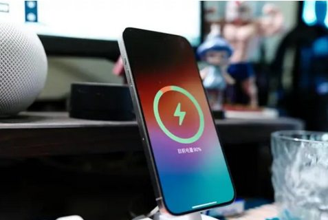 泗县苹果15换屏服务分享用什么充电器给iPhone15充电更好 